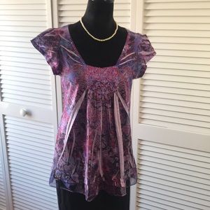Cute top! Size M. Bead detail around neckline. Short sleeves.